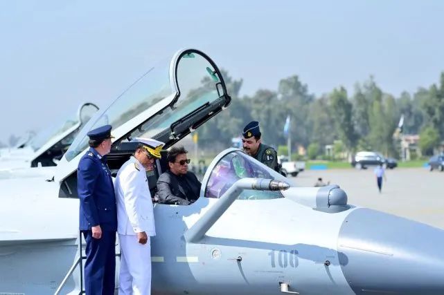 伊姆兰·汗进入歼10CE战斗机座舱体验 图源：巴基斯坦总理办公室