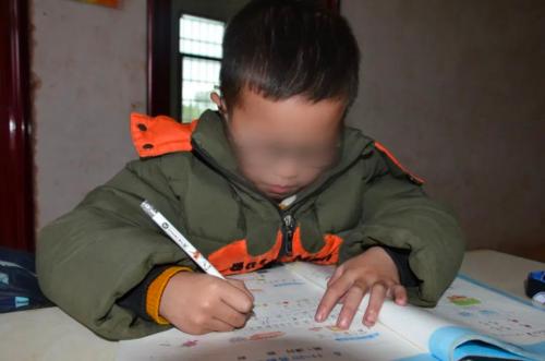 娄底“板凳妈妈”临时公交站背后的暖心故事：公益救助步履不停，娄底爱尔眼科助贫困小患者“点亮未来”休闲区蓝鸢梦想 - Www.slyday.coM
