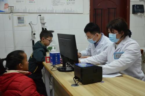 娄底“板凳妈妈”临时公交站背后的暖心故事：公益救助步履不停，娄底爱尔眼科助贫困小患者“点亮未来”休闲区蓝鸢梦想 - Www.slyday.coM