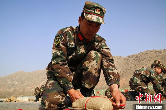 图为武警战士进行炸药包捆绑. 刘进峰 摄