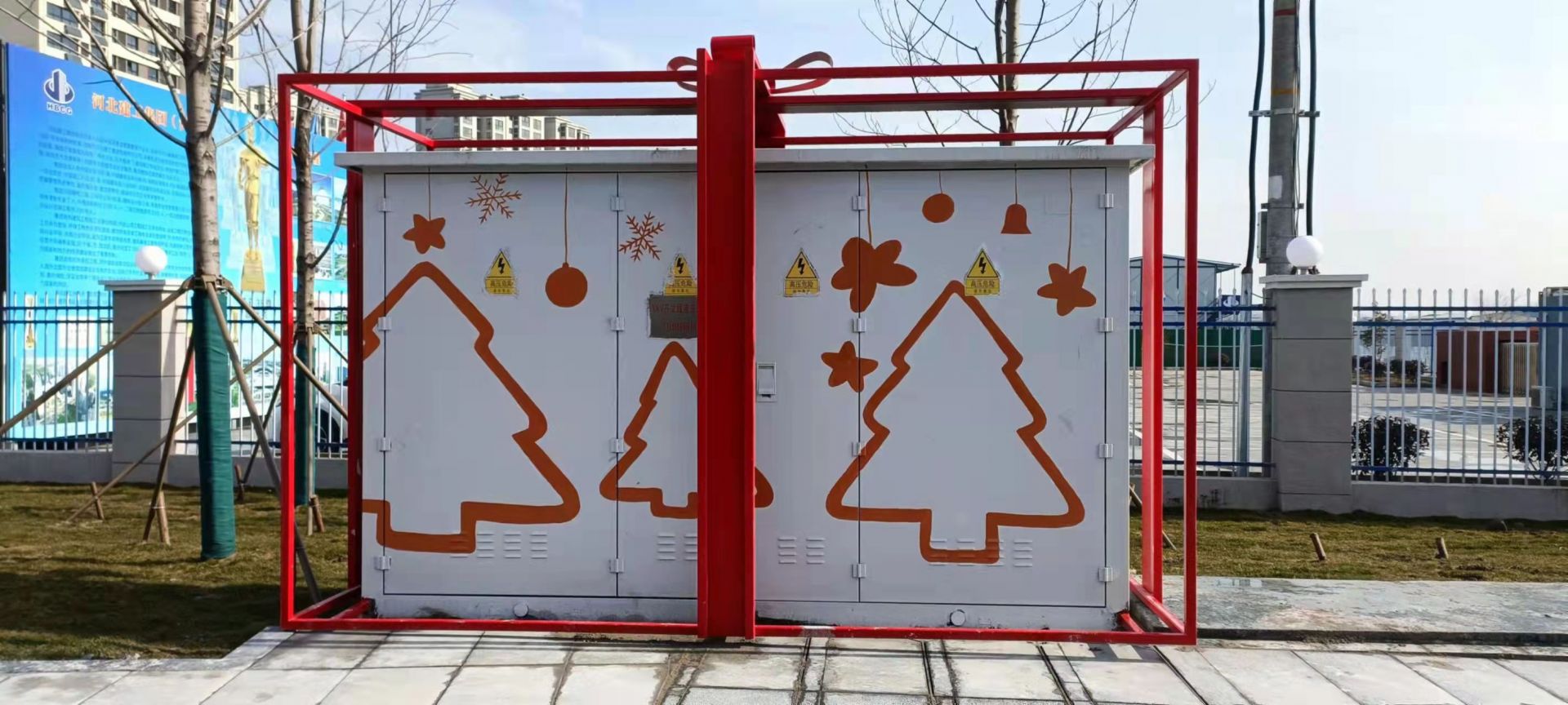 此外,文港路路牙,路灯杆,隔离护栏都有"文港"标识;桥梁栏杆,配电箱