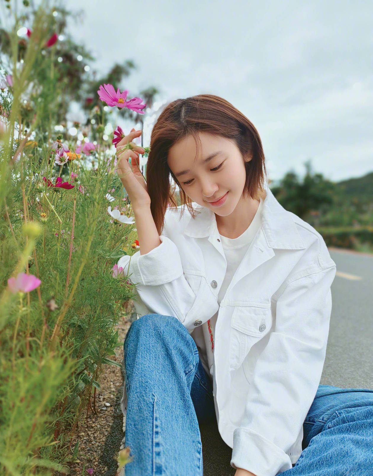 唐艺昕晒春日随拍 笑容甜美气质满分|唐艺昕|春日_新浪新闻