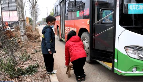 娄底“板凳妈妈”临时公交站背后的暖心故事：公益救助步履不停，娄底爱尔眼科助贫困小患者“点亮未来”休闲区蓝鸢梦想 - Www.slyday.coM