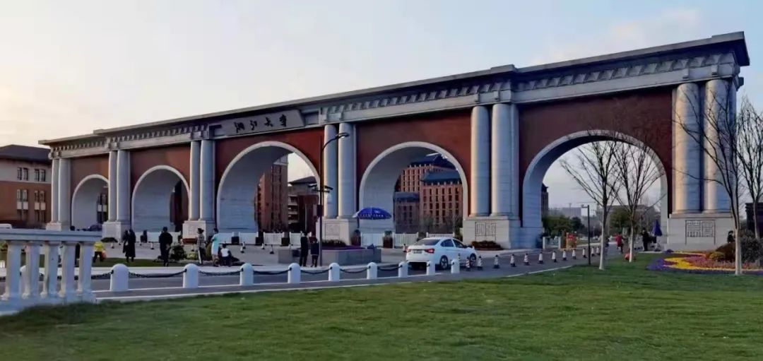 是啊浙大的主校门启用了刘德科