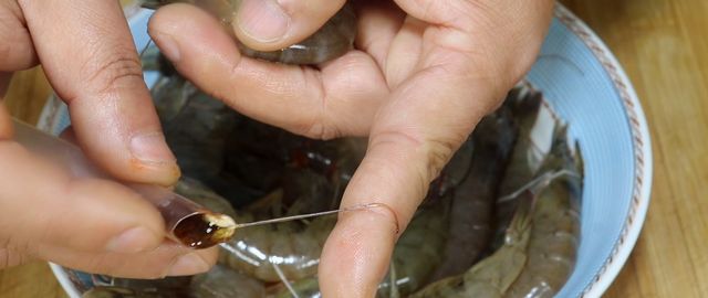 想不到大虾去虾线太简单了,不用牙签一秒一个,简单快速不脏手休闲区蓝鸢梦想 - Www.slyday.coM 想不到大虾去虾线太简单了,不用牙签一秒一个,简单快速不脏手休闲区蓝鸢梦想 - Www.slyday.coM