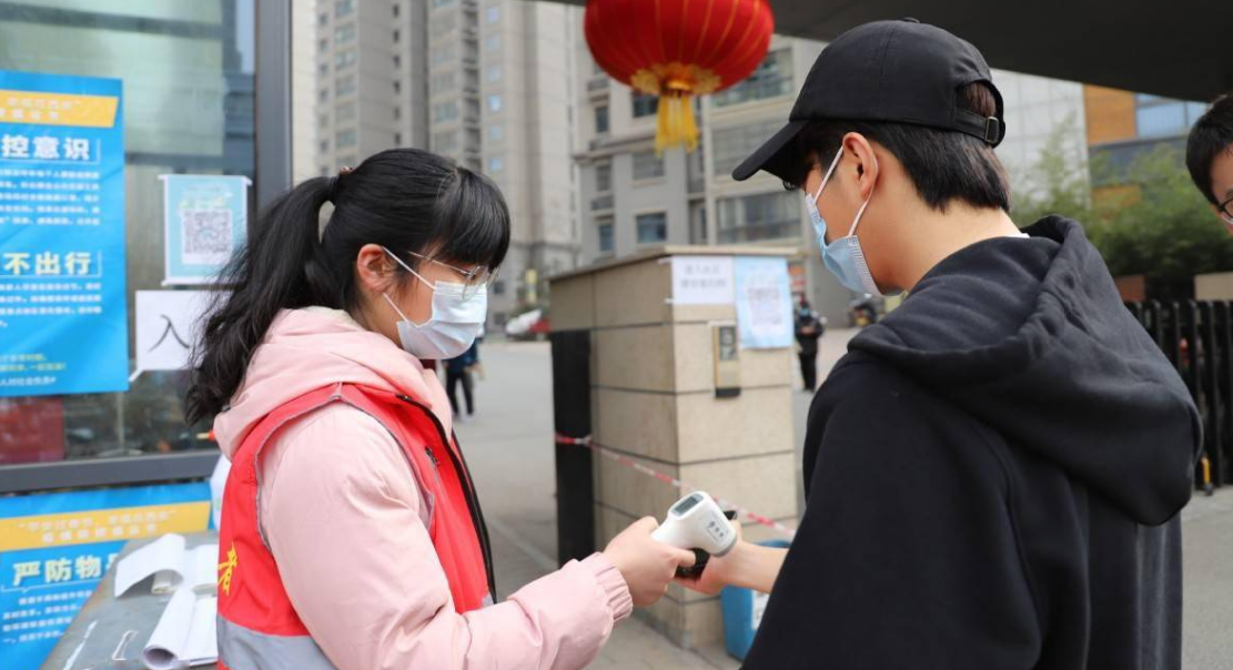 上海疫情下的校园生活同学们脑洞大开自制麻将阳台开party