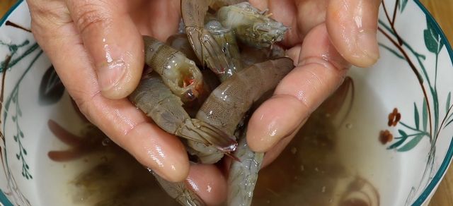 想不到大虾去虾线太简单了,不用牙签一秒一个,简单快速不脏手休闲区蓝鸢梦想 - Www.slyday.coM 想不到大虾去虾线太简单了,不用牙签一秒一个,简单快速不脏手休闲区蓝鸢梦想 - Www.slyday.coM