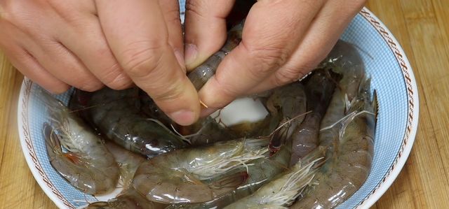 想不到大虾去虾线太简单了,不用牙签一秒一个,简单快速不脏手休闲区蓝鸢梦想 - Www.slyday.coM 想不到大虾去虾线太简单了,不用牙签一秒一个,简单快速不脏手休闲区蓝鸢梦想 - Www.slyday.coM