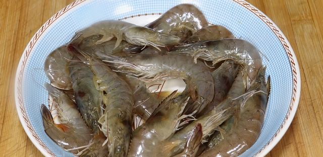 想不到大虾去虾线太简单了,不用牙签一秒一个,简单快速不脏手休闲区蓝鸢梦想 - Www.slyday.coM 想不到大虾去虾线太简单了,不用牙签一秒一个,简单快速不脏手休闲区蓝鸢梦想 - Www.slyday.coM