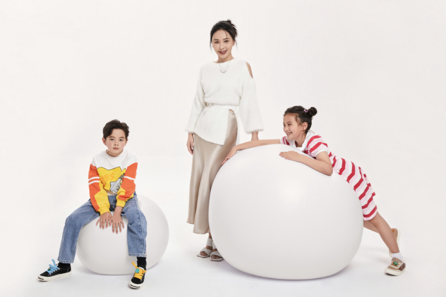 吴奇隆前妻马雅舒带儿女拍摄写真,一双混血儿宝宝乖巧可爱颜值高