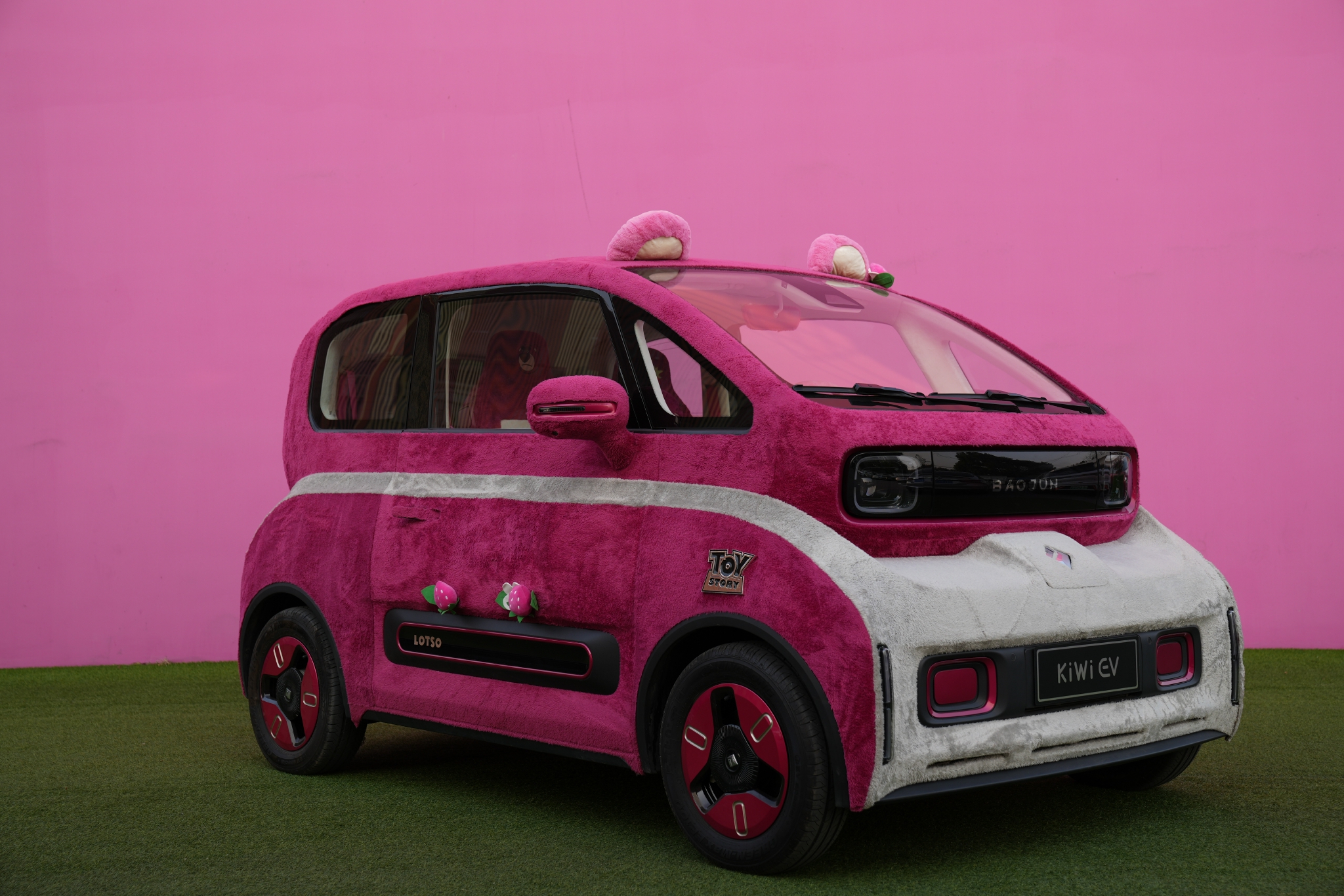 宝骏kiwiev草莓熊来了既呆萌又可爱小姐姐们心动了吗