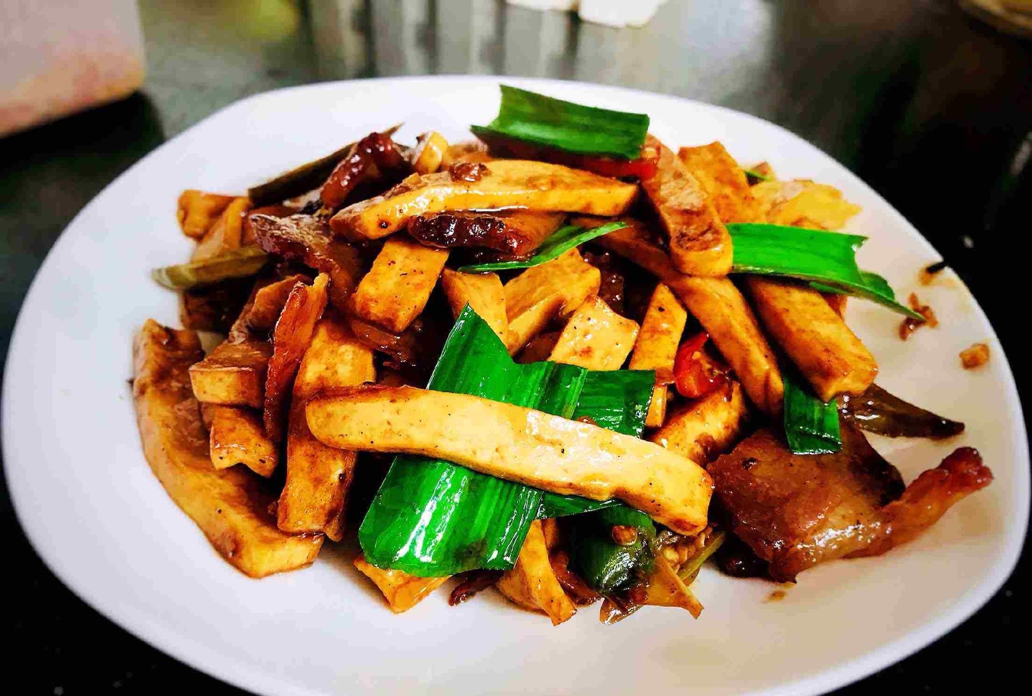 16材料:腊肉250g,香干150g,青辣椒3个,酱油适量,大蒜5瓣,鸡精小勺