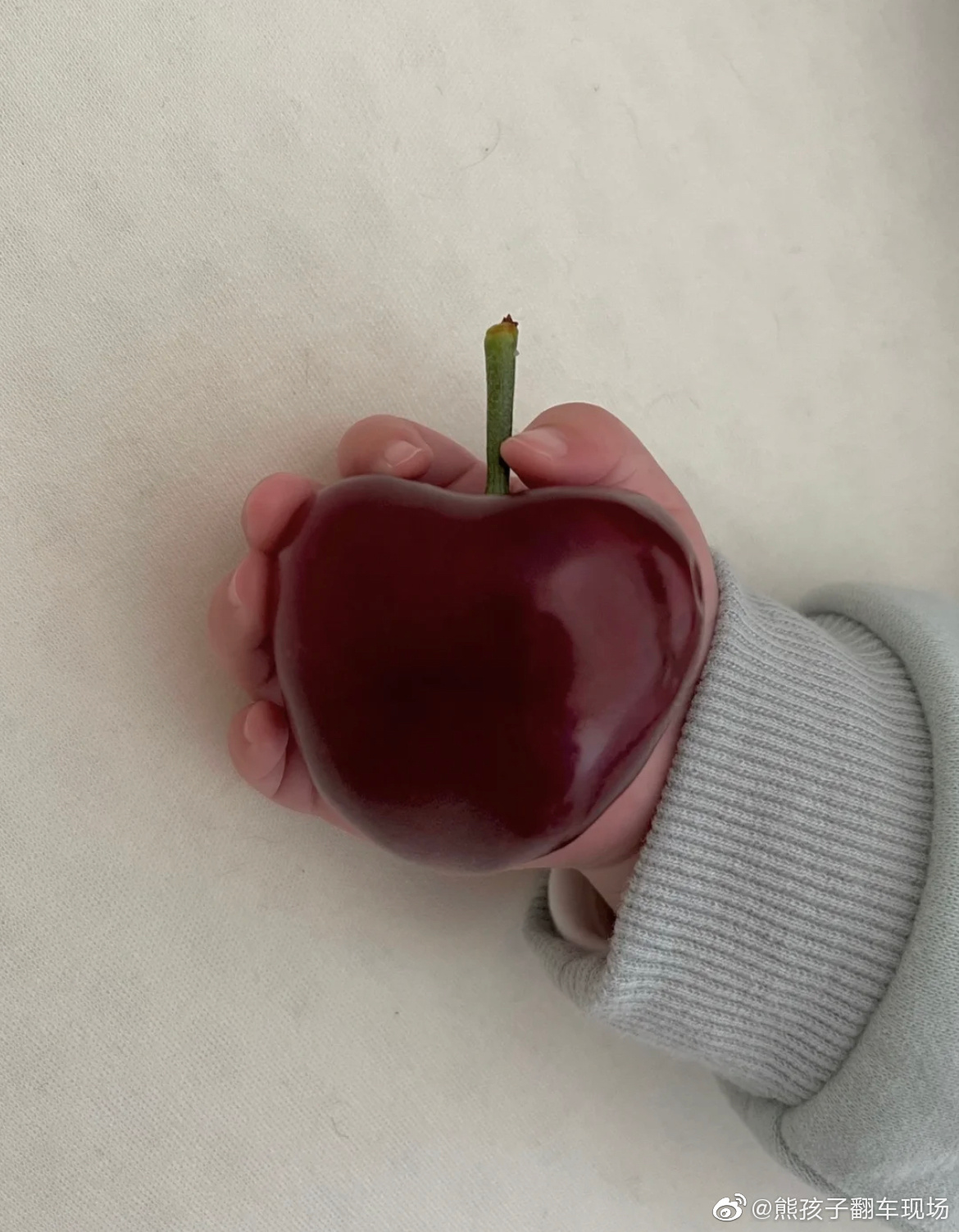 我一口连车厘子带手手全吞下去