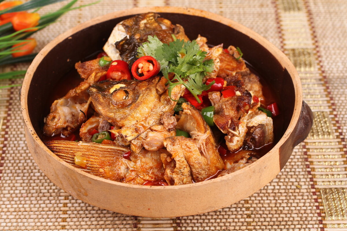 一,黄焖鱼.食材:草鱼,洋葱,土豆,葱,姜,蒜,小米辣,干辣椒,料酒,盐.