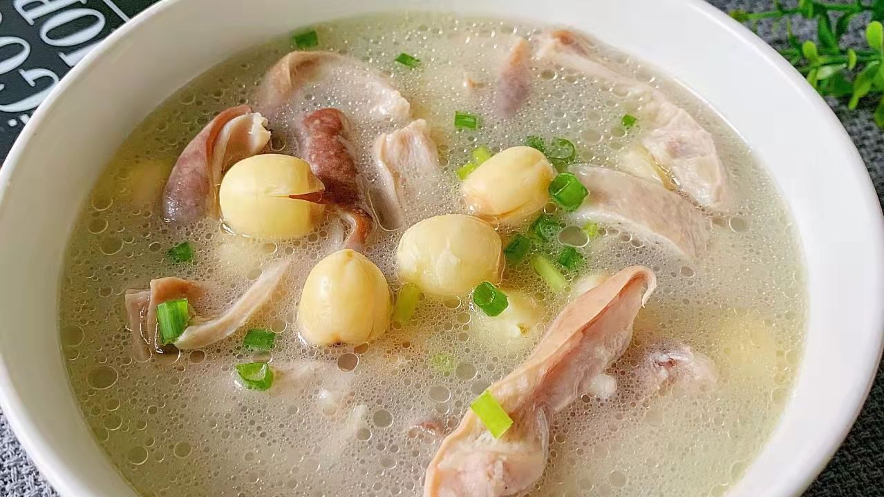 胡椒莲子猪肚汤食材:猪肚一个,莲子100克,葱白适量,生姜一块,白胡椒粒