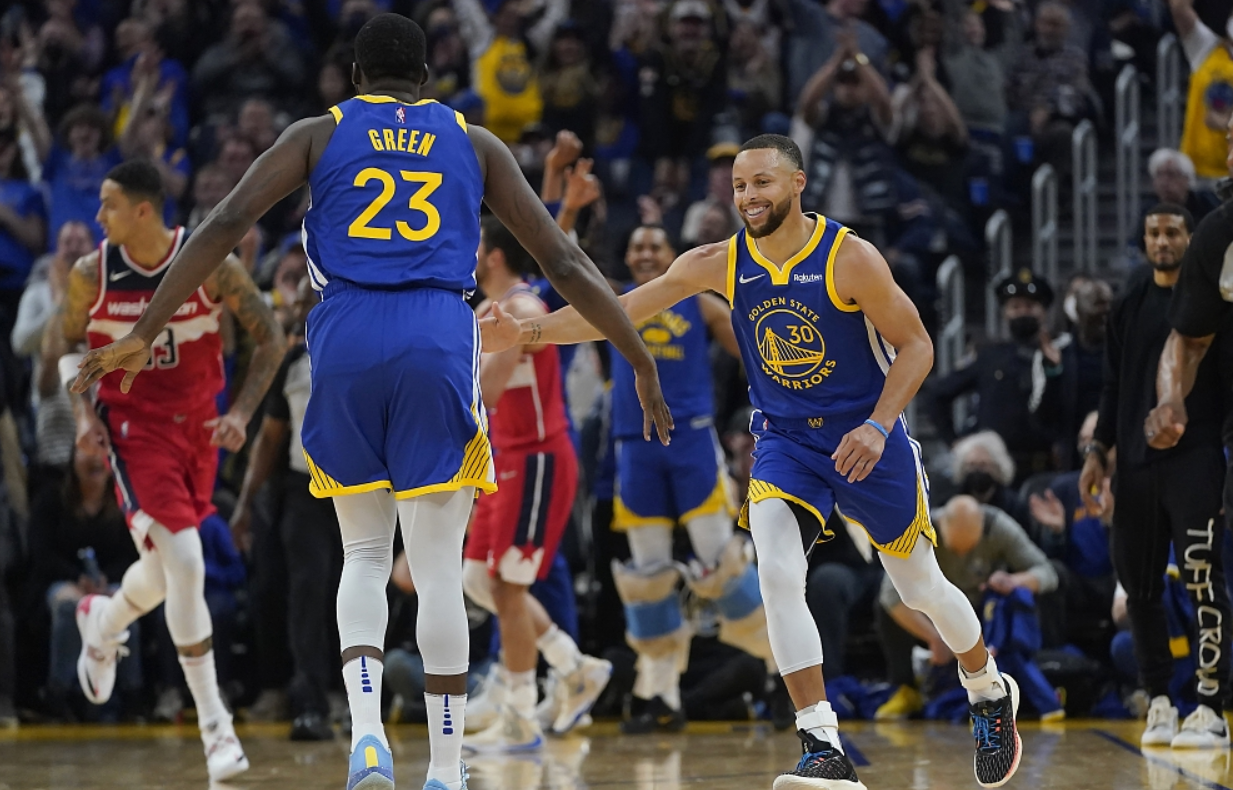 库里狂轰47分格林回归勇士4连胜重回正轨科尔亮出杀手锏