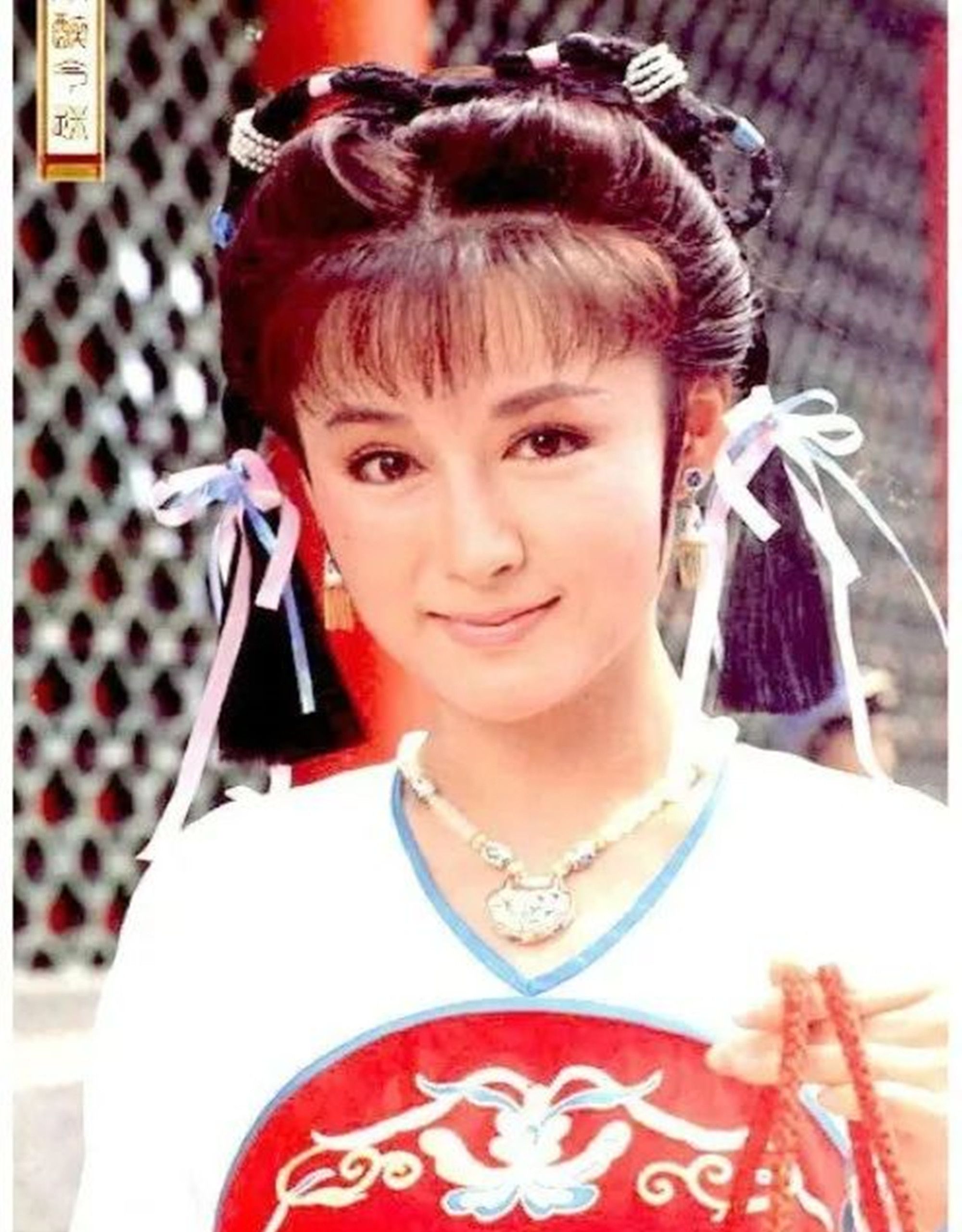 因为龙椅太大,身形瘦小的潘迎紫坐上去根本没有威严可谈.