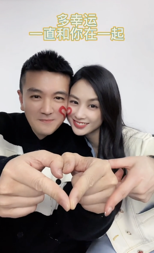 杨子携妻高调秀恩爱，亲吻黄圣依嘴唇似霸总，夫妻花式比心太好嗑|安迪|黄圣依|杨子_新浪新闻