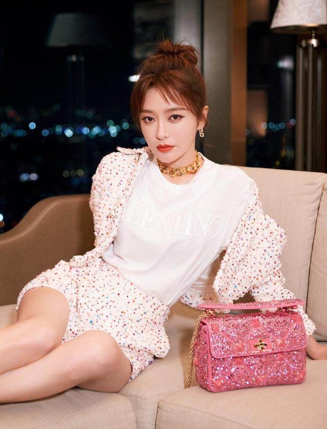 秦岚看着真不像42岁的女人穿一分裤出镜腿又细又白