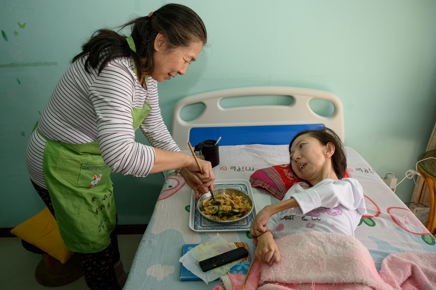 太原全瘫女子床上作画，被称为“病床上的女梵高”，将办个人画展休闲区蓝鸢梦想 - Www.slyday.coM