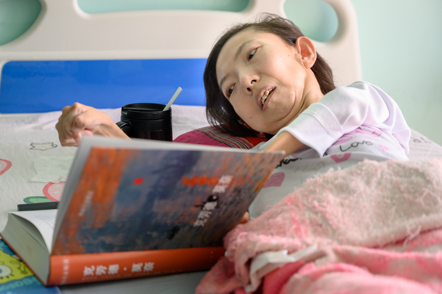 太原全瘫女子床上作画，被称为“病床上的女梵高”，将办个人画展休闲区蓝鸢梦想 - Www.slyday.coM