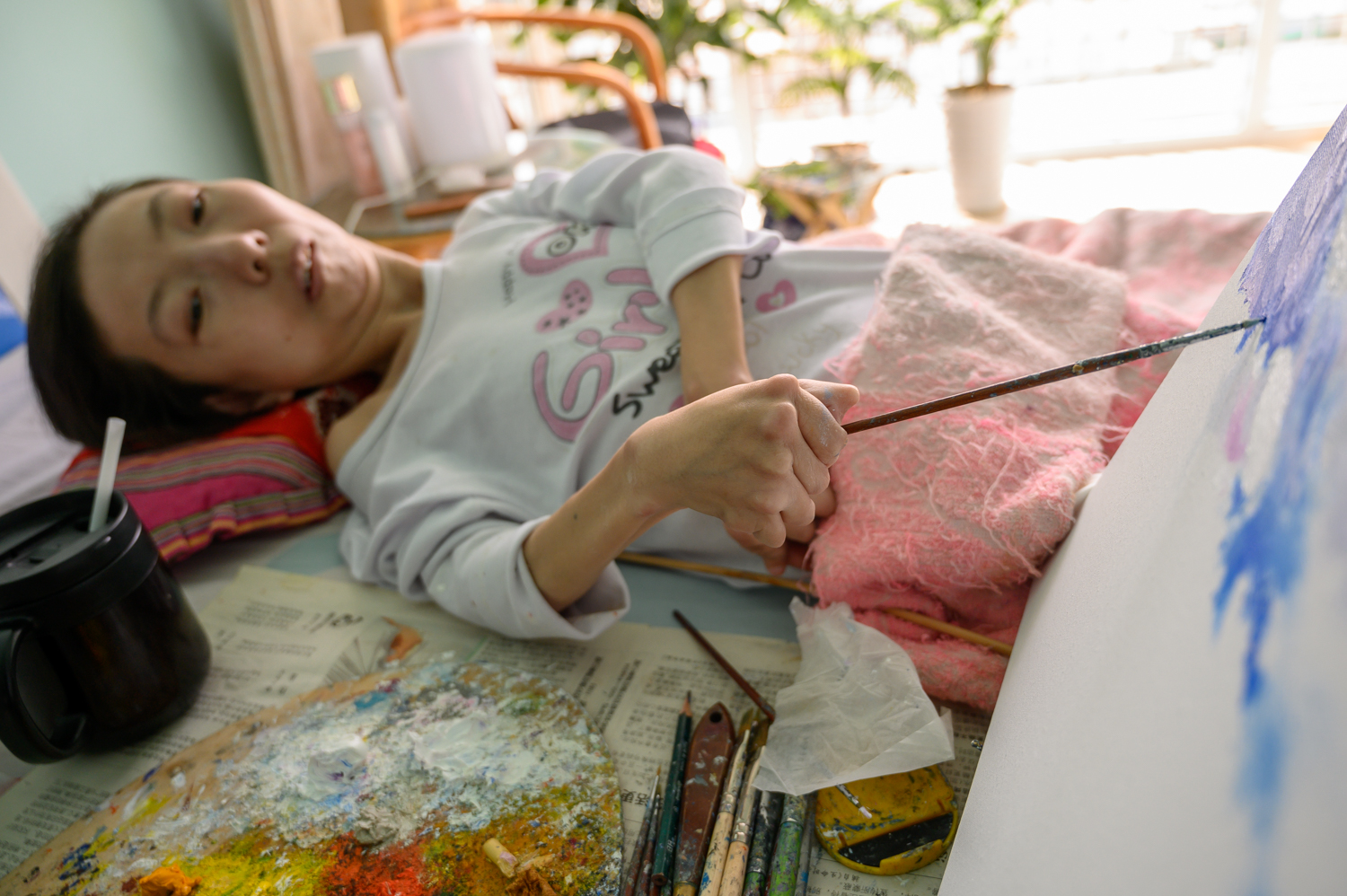 太原全瘫女子床上作画，被称为“病床上的女梵高”，将办个人画展休闲区蓝鸢梦想 - Www.slyday.coM