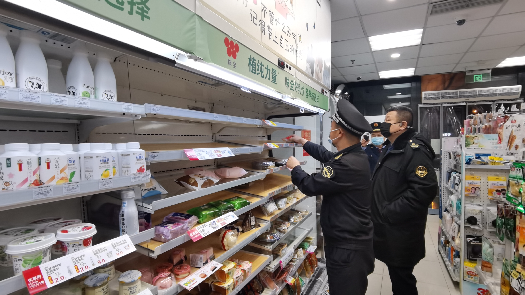 朝阳区市场监管局执法人员对涉事门店进行检查。朝阳区市场监管局供图