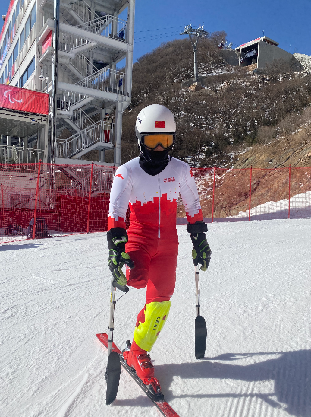 独腿男子,御雪而行|高山滑雪_新浪新闻