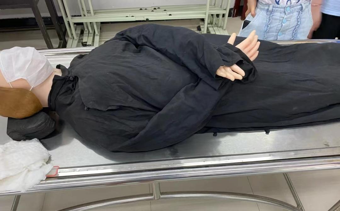 "穿寿衣讲究先穿袜子后穿裤,然后上衣最后鞋.