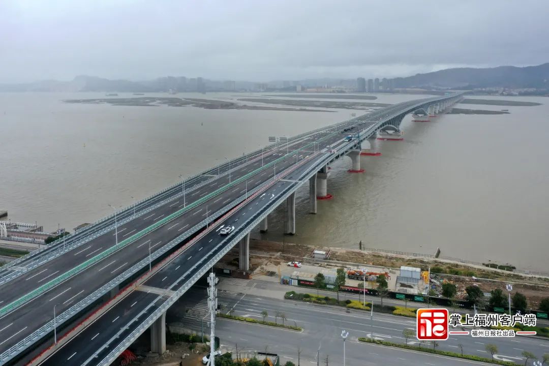 大家在列车上即可6号线通过道庆洲大桥时上层跑汽车,下层跑地铁营前站