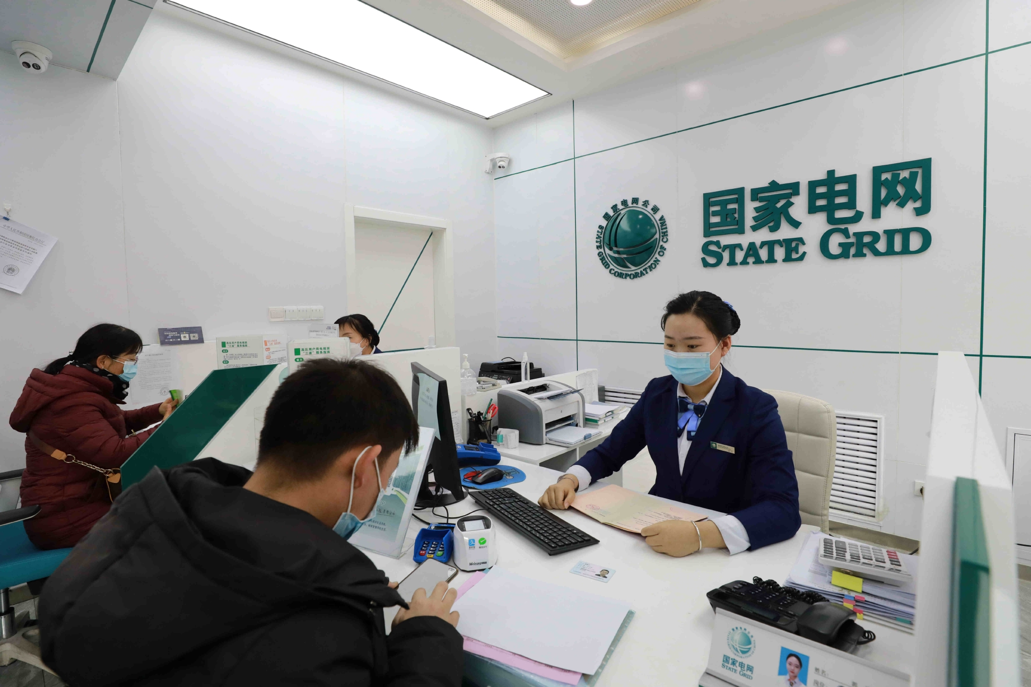 青海电力交易公司工作人员服务新能源企业开展电量交易.马清 摄
