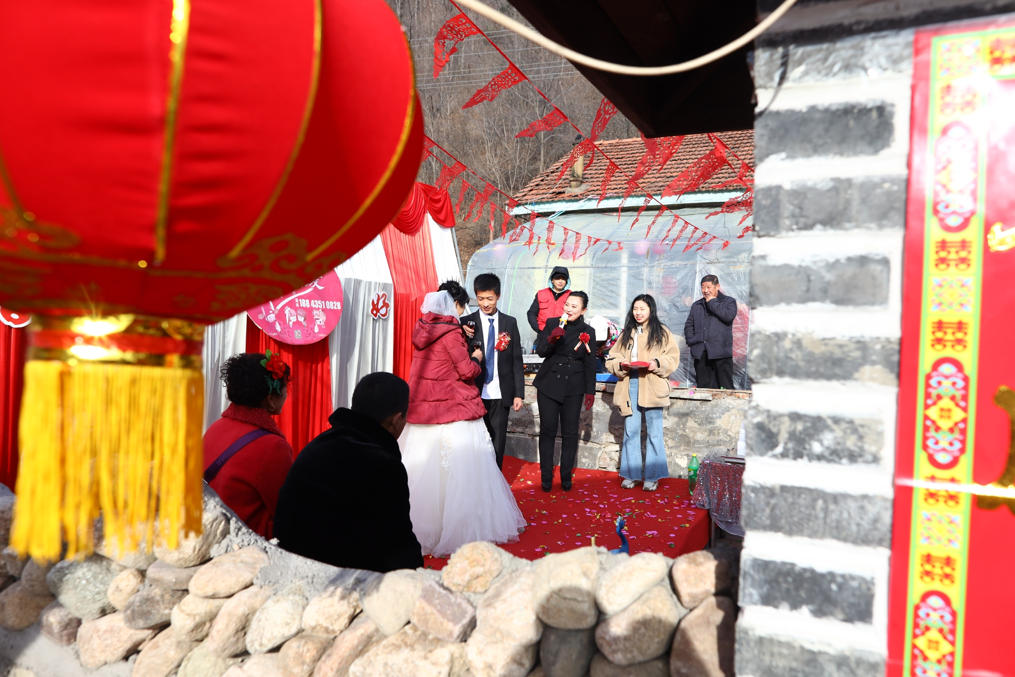 ▲吉林省通化县大安镇湖上村，农村青年们正在举行结婚仪式。图/IC photo