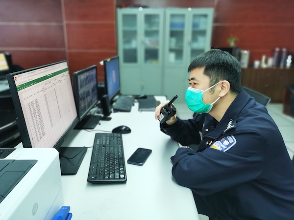 封控小区内一女子误锁阳台致一岁儿子独留客厅，民警遥控楼上邻居垂吊投放撬锁工具助其脱困休闲区蓝鸢梦想 - Www.slyday.coM