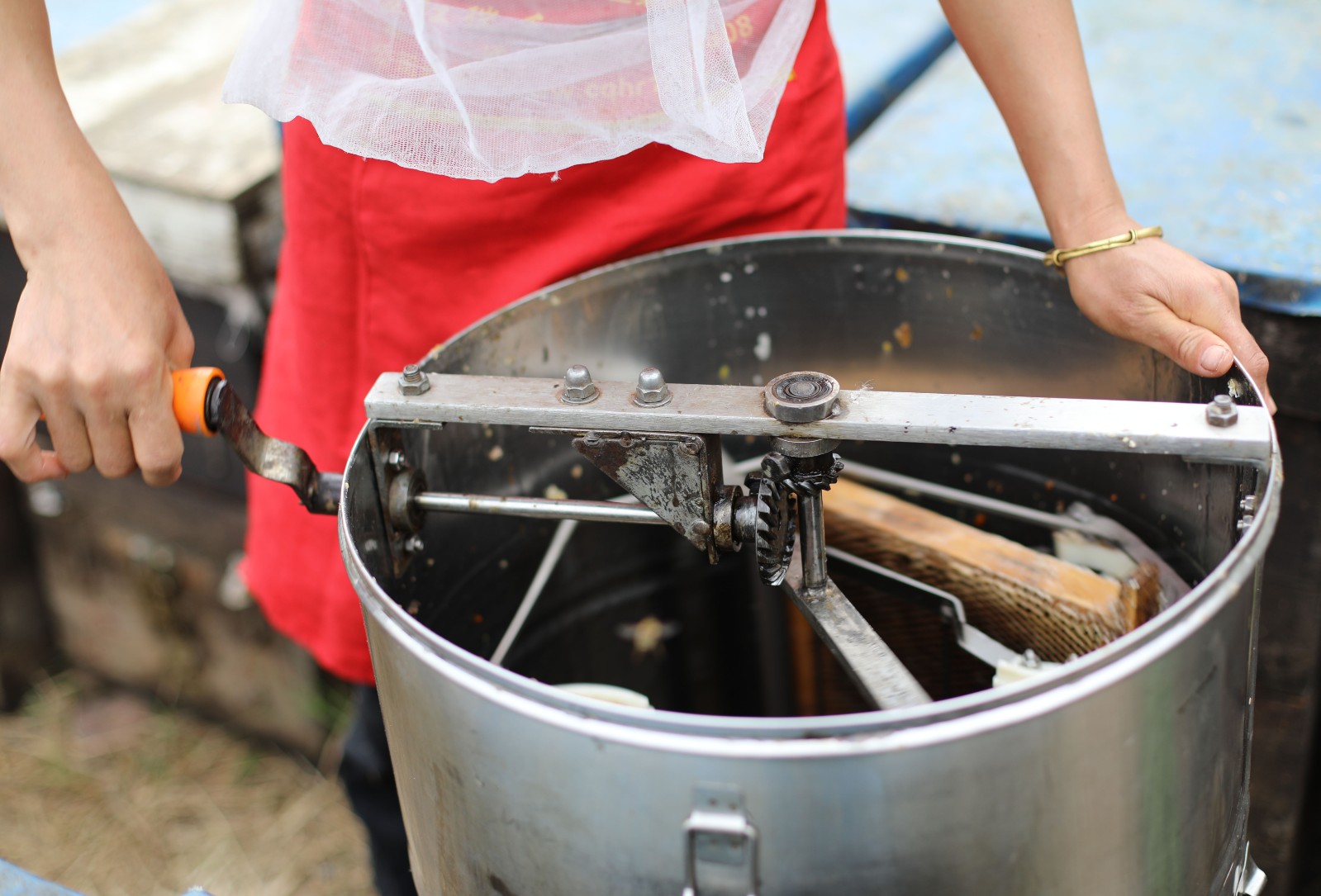 3月13日,在道县万家庄街道五洲村,蜂农李锦利夫妇在摇蜜.