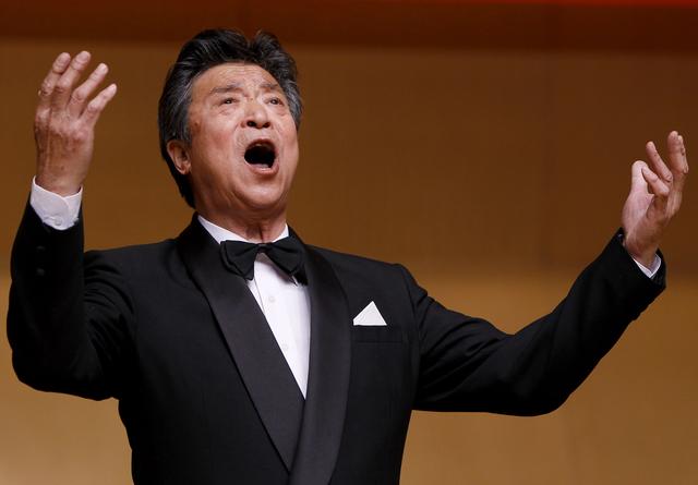 81岁的男高音歌唱家李光羲在演唱会上演出 供图:新华/takefoto