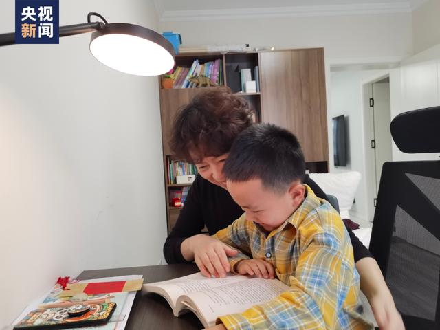 王恒屹和奶奶何霞一起读诗词