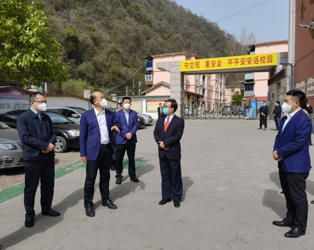省委教育工委副书记,省教育厅厅长刘建林(左二)在略阳县略钢九年制