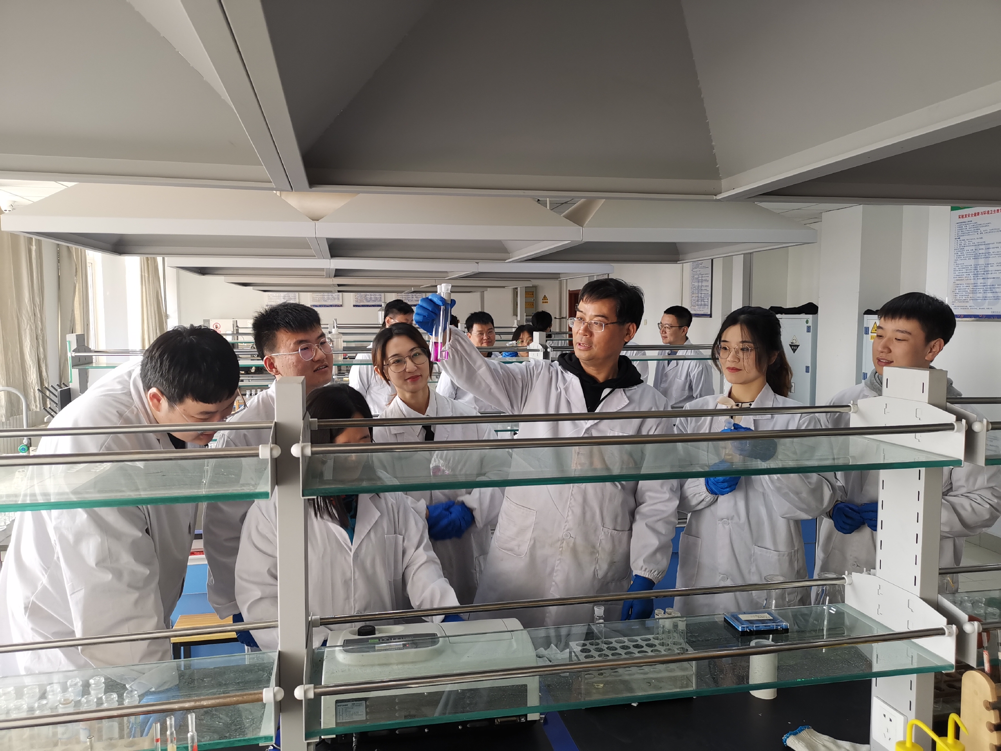 图为匡少平教授团队在实验室做实验 68唐雯 68 摄