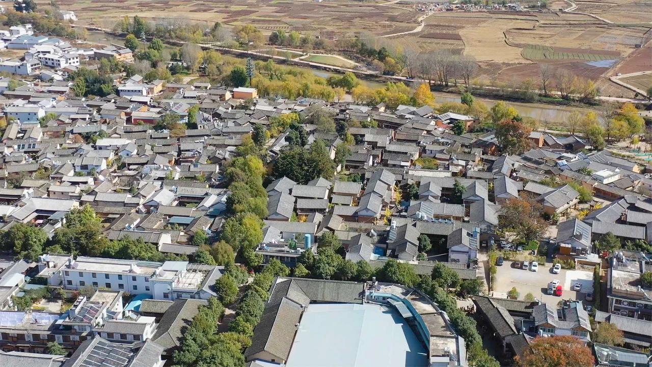 航拍大理沙溪古镇游客不多保留完好
