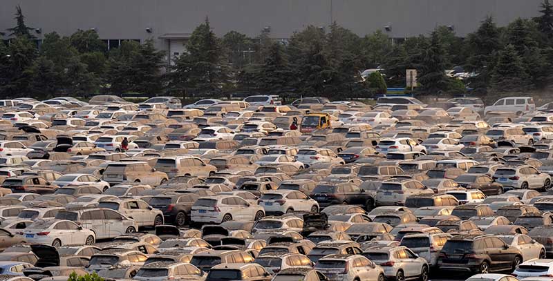 等待拍卖的泡水车停车场。人民视觉 图