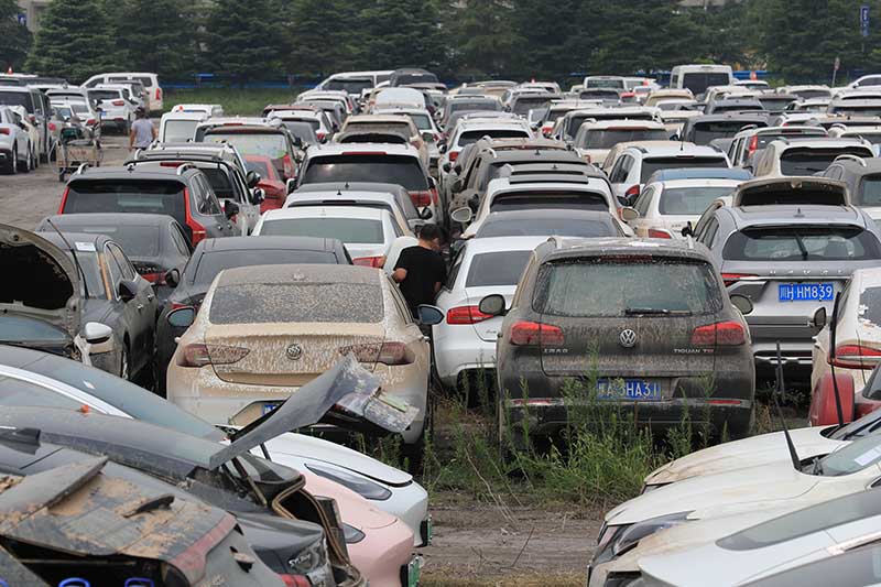 某地一处停车场内，停满了因洪水受损的泡水车。人民视觉 图