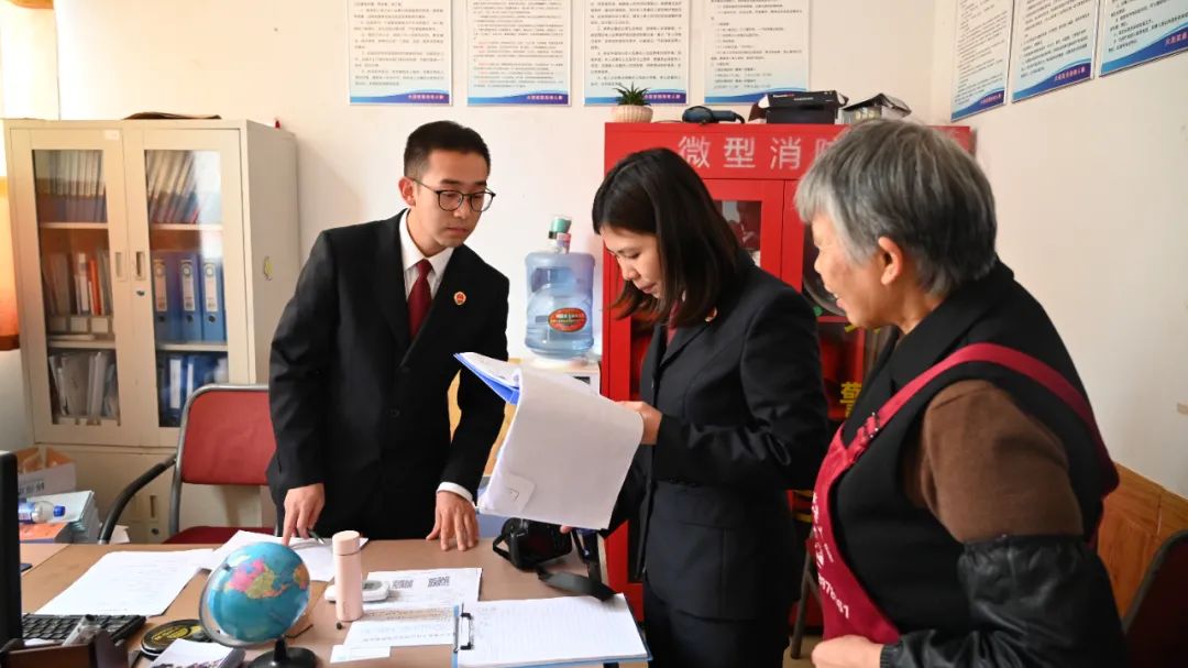 检察机关核对养老机构食堂经营食品资质