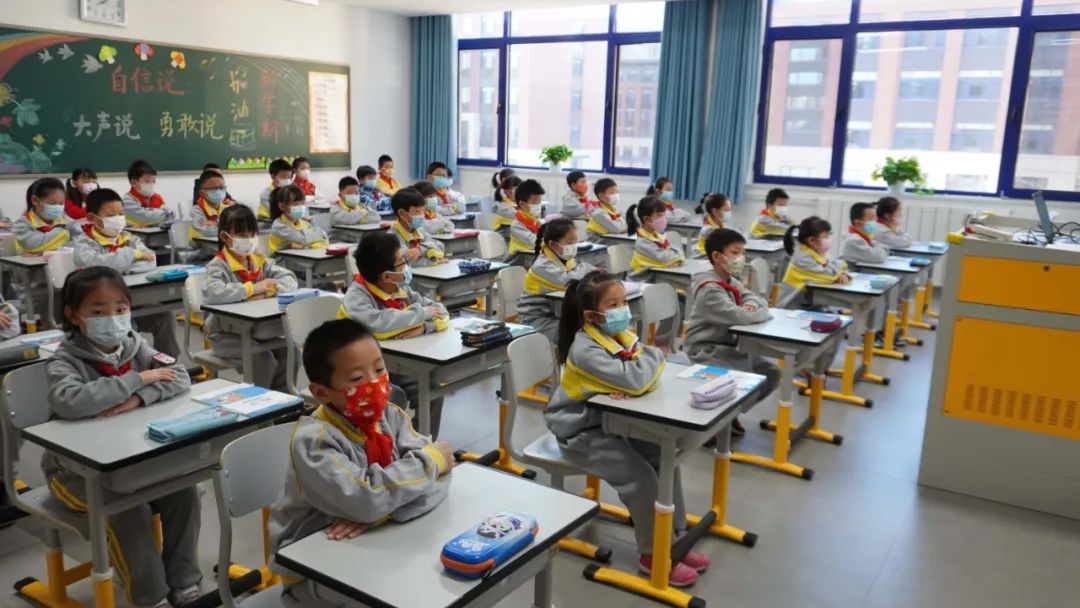 课堂上学生全程戴口罩.资料图