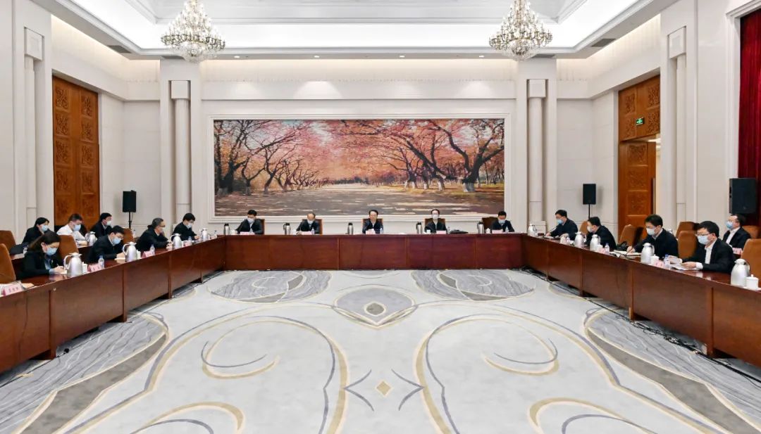 3月14日晚，省委书记景俊海以视频形式主持召开省疫情防控领导小组会议。