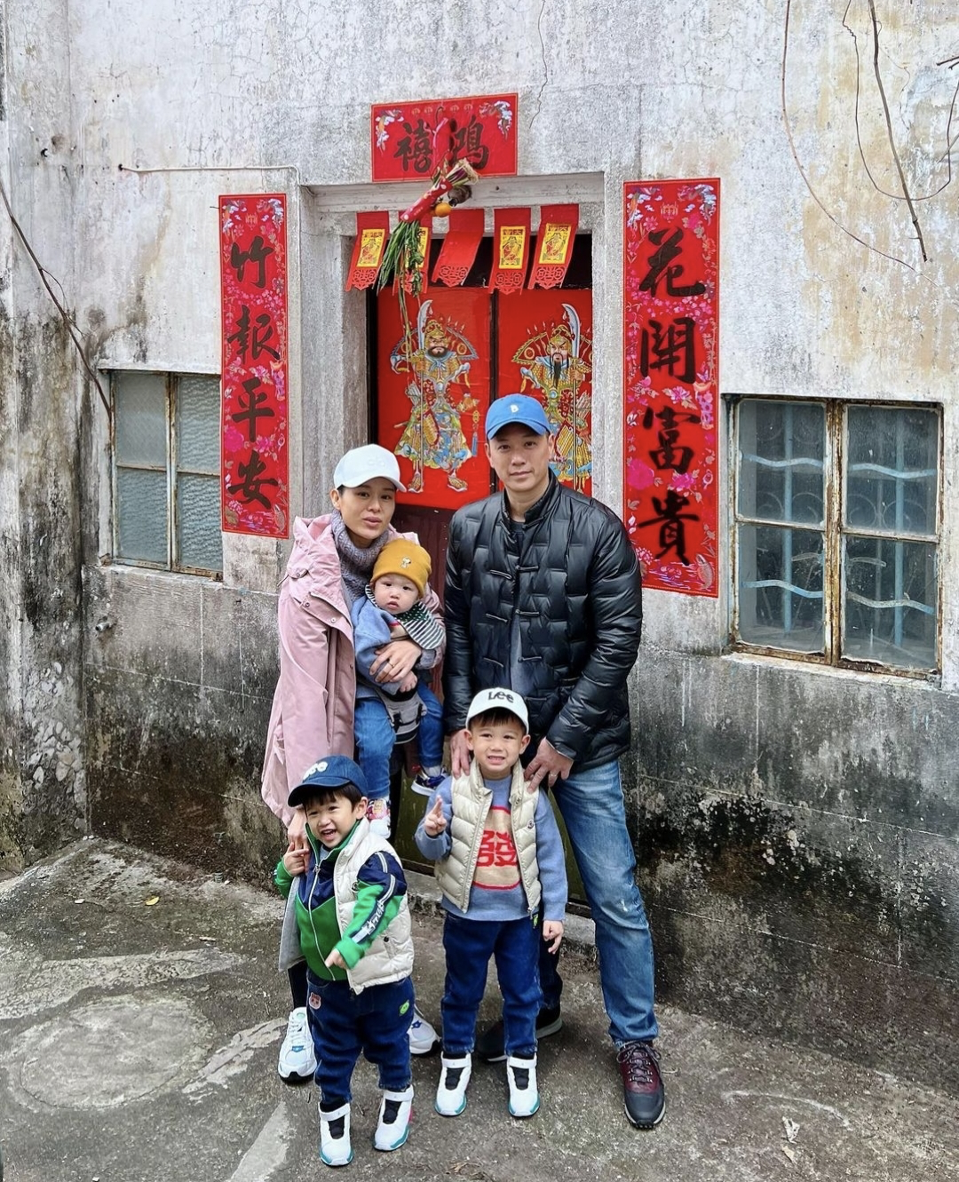 胡杏儿晒七年前后对比照为老公庆生,母子四人送吻,长子画全家福休闲区蓝鸢梦想 - Www.slyday.coM 胡杏儿晒七年前后对比照为老公庆生,母子四人送吻,长子画全家福休闲区蓝鸢梦想 - Www.slyday.coM