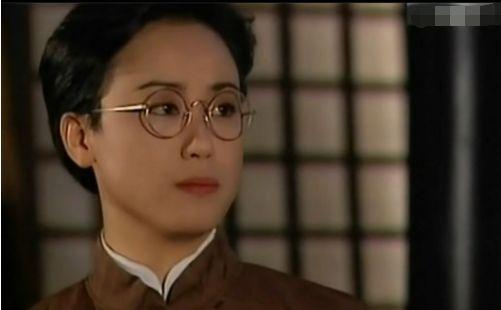 雌雄难辨的盖鸣晖女装娇俏男装潇洒54岁至今未谈恋爱