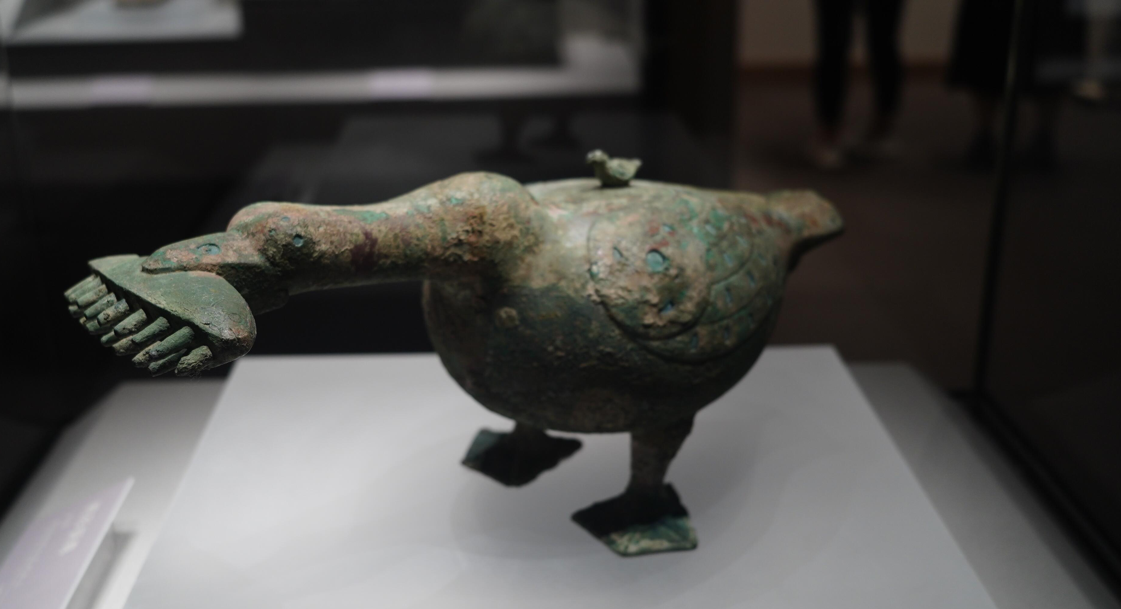 这件青铜器就是一只鸭形器皿,它的身体圆滚滚的,在这只大鸭子的背上