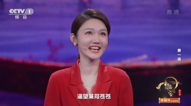 主持人龙洋跳绳险些摔倒观众缘好主持顶级晚会失误也得到支持