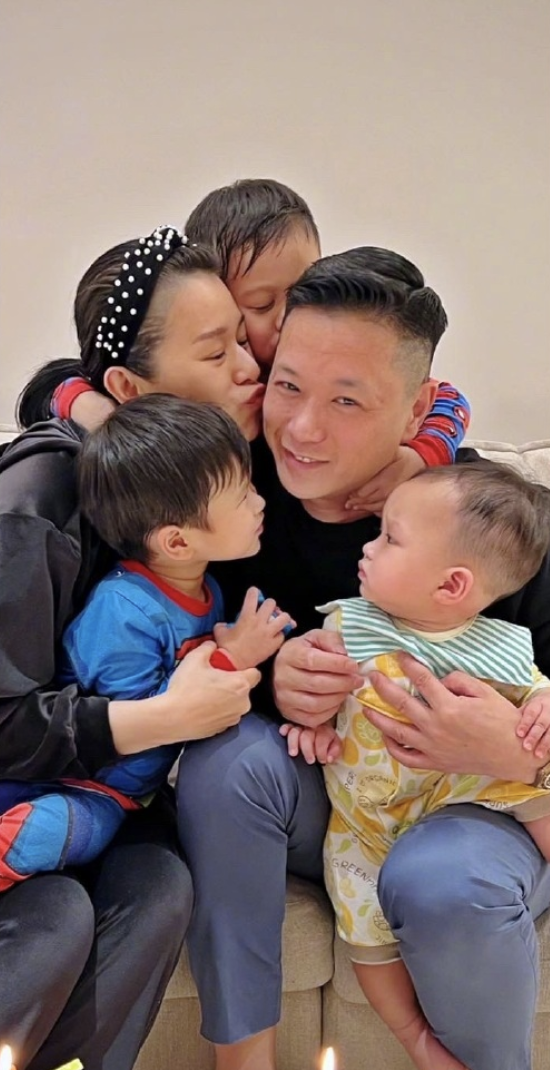 胡杏儿晒七年前后对比照为老公庆生,母子四人送吻,长子画全家福休闲区蓝鸢梦想 - Www.slyday.coM 胡杏儿晒七年前后对比照为老公庆生,母子四人送吻,长子画全家福休闲区蓝鸢梦想 - Www.slyday.coM