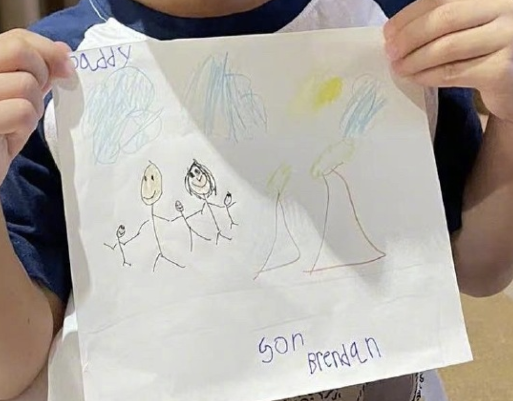 胡杏儿晒七年前后对比照为老公庆生,母子四人送吻,长子画全家福休闲区蓝鸢梦想 - Www.slyday.coM 胡杏儿晒七年前后对比照为老公庆生,母子四人送吻,长子画全家福休闲区蓝鸢梦想 - Www.slyday.coM